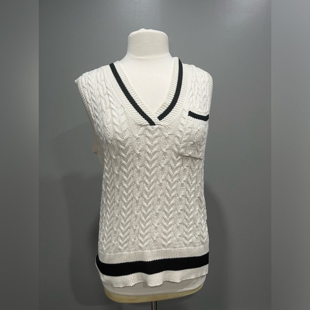 Hooked‎ Up By IOT Women's Cable-Knit Sweater Vest
